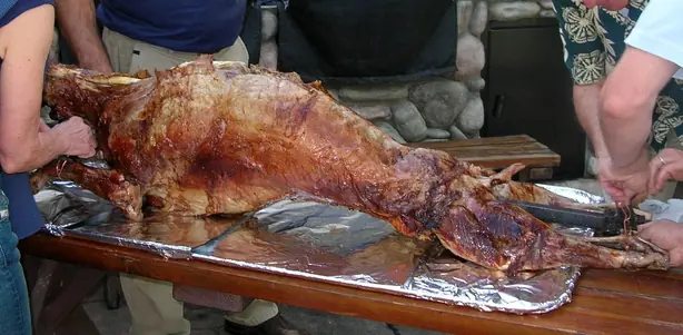Foto von Original Nordafrikanisches Méchoui - Ganzes Lamm vom Spieß – fertig angerichtet