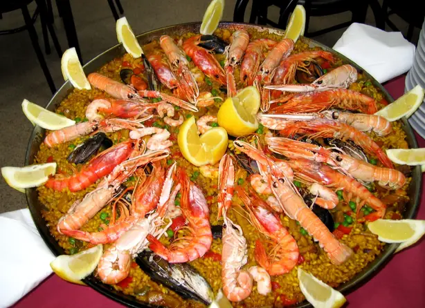 Foto von Original Paella Valenciana - Der spanische Klassiker mit knusprigem Socarrat – fertig angerichtet