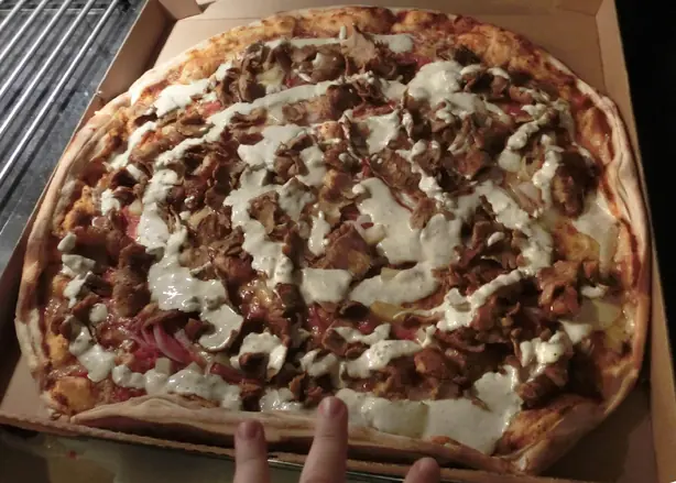 Foto von Original Schwedische Kebabpizza - Der Kult-Klassiker – fertig angerichtet