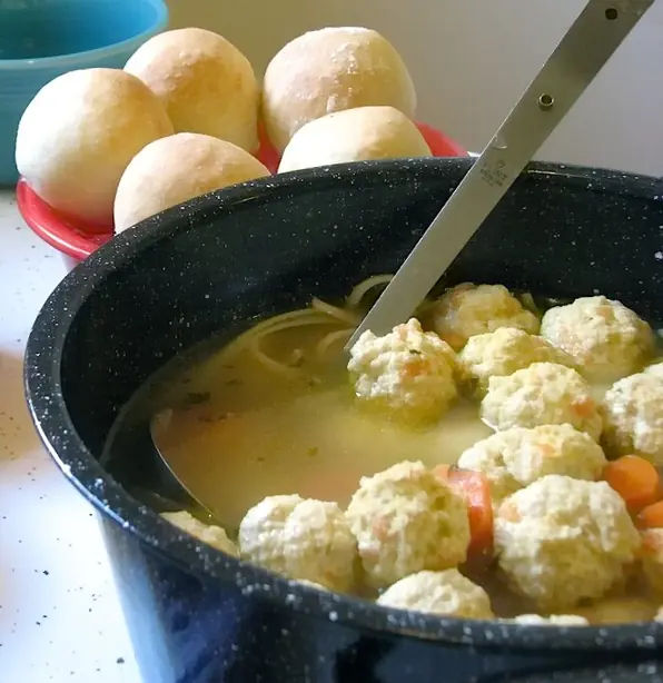 Foto von Original Schwedische Köttbullar – Der Klassiker mit Rahmsauce – fertig angerichtet