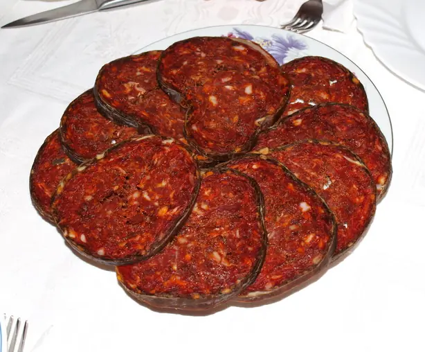 Foto von Original Slawonischer Kulen – Die Königin der Rohwürste – fertig angerichtet