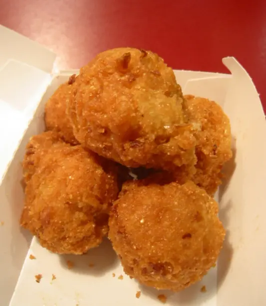 Foto von Original Südstaaten Hushpuppies – Knusprige Maisbällchen – fertig angerichtet