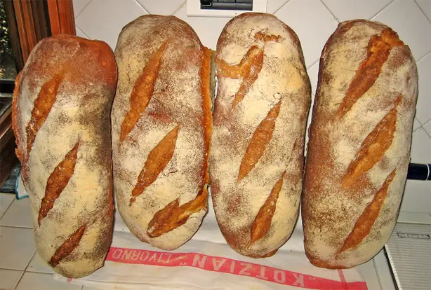 Foto von Original Toskanisches Brot (Pane Toscano) – fertig angerichtet