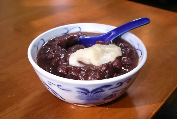 Foto von Oshiruko - Traditionelle japanische süße Rote-Bohnen-Suppe mit Mochi – fertig angerichtet