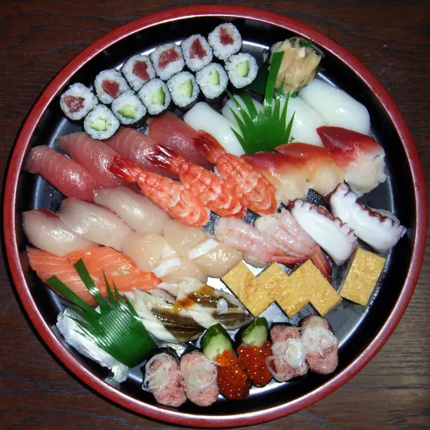Foto von Oshizushi (Battera) – Traditionelles gepresstes Sushi aus Osaka – fertig angerichtet