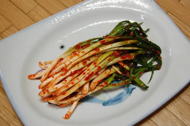 Foto von Pa-Kimchi – Traditionelles Koreanisches Frühlingszwiebel-Kimchi – fertig angerichtet