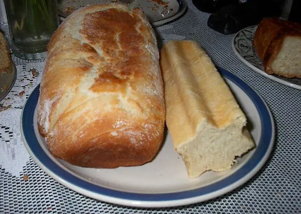 Foto von Pain de mie – Das perfekte französische Kastenweißbrot – fertig angerichtet
