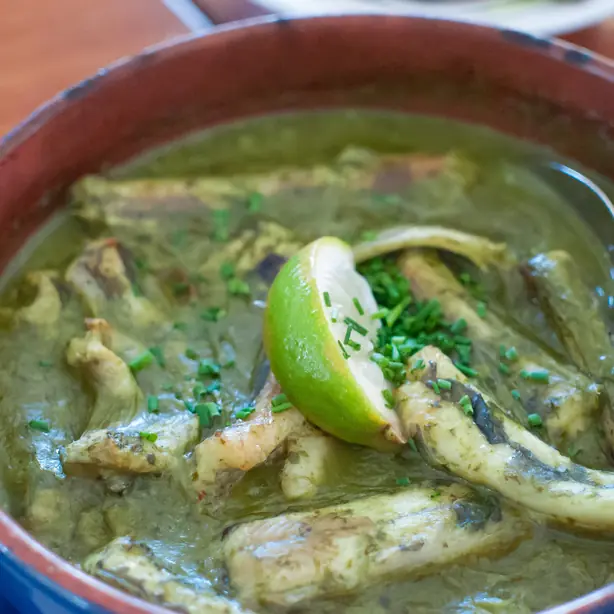 Foto von Paling in 't groen – Flämischer Aal in grüner Kräutersauce – fertig angerichtet