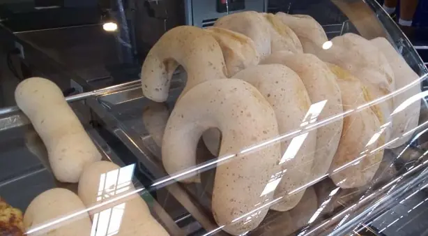 Foto von Pan de Yuca (Südamerikanische Käsebrötchen) – fertig angerichtet