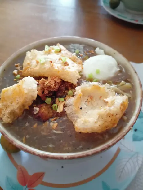 Foto von Pancit Lomi - Sämige philippinische Nudelsuppe mit reichhaltigen Toppings – fertig angerichtet