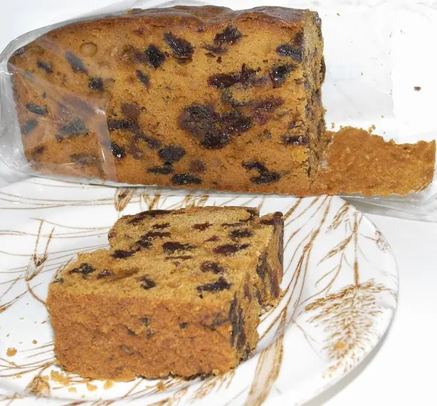 Foto von Pandolce Genovese Basso (Genueser Weihnachtskuchen) – fertig angerichtet
