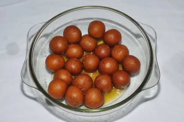 Foto von Pantua (Bengalische frittierte Quarkbällchen in Sirup) – fertig angerichtet