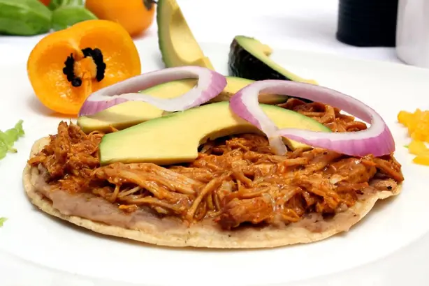 Foto von Panuchos Yucatecos – Gefüllte Tortillas aus Mexiko – fertig angerichtet