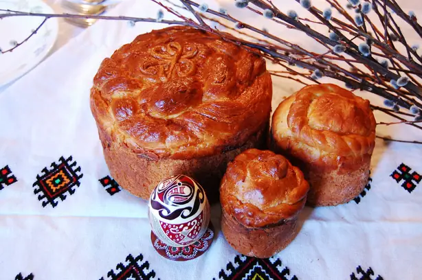 Foto von Pască (Traditionelles Osterbrot mit Käsefüllung) – fertig angerichtet