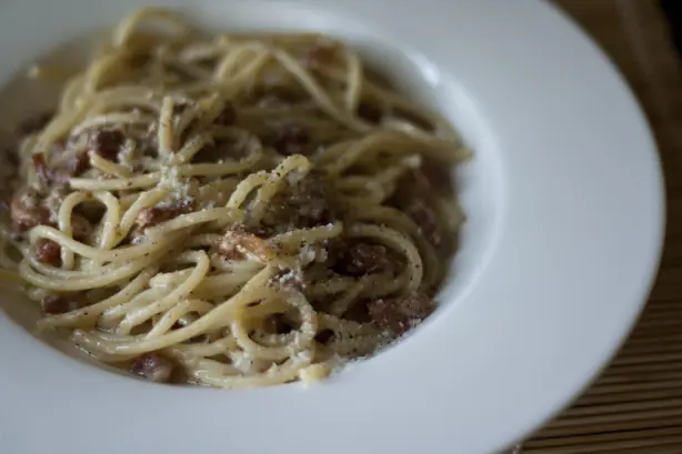 Foto von Pasta alla gricia – Der römische Klassiker – fertig angerichtet