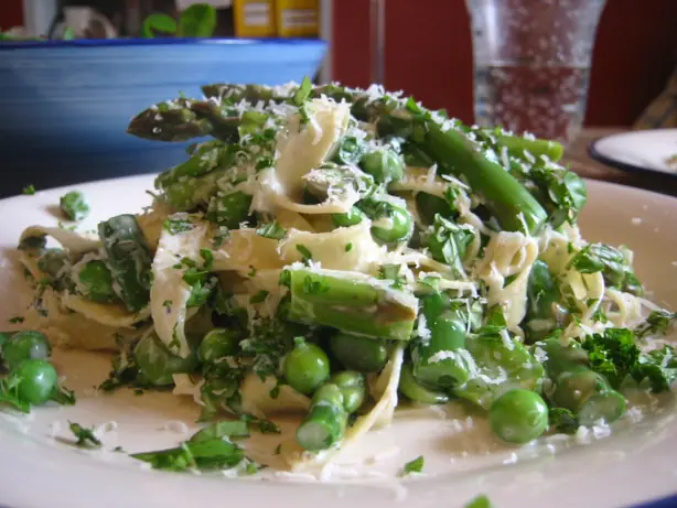 Foto von Pasta Primavera – Der Frühling auf dem Teller – fertig angerichtet