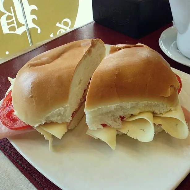 Foto von Pebete (Argentinisches Sandwich-Brötchen) – fertig angerichtet