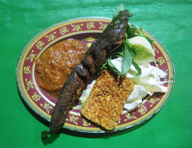Foto von Pecel Lele (Knuspriger indonesischer Wels mit Sambal) – fertig angerichtet