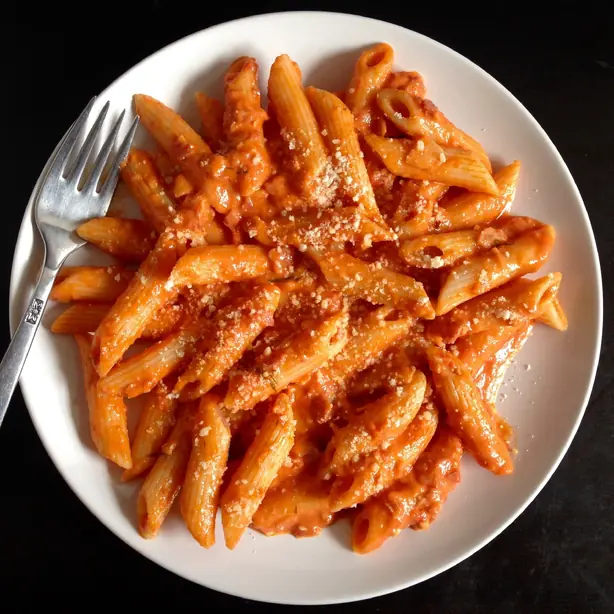 Foto von Penne alla Vodka – Der cremige 80er-Jahre Klassiker – fertig angerichtet