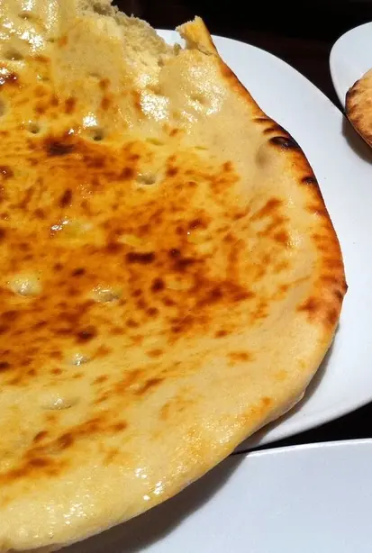 Foto von Persisches Taftan-Brot (Taftoon) – fertig angerichtet