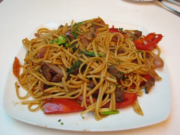 Foto von Peruanisches Wok-Nudelgericht (Tallarín Saltado) – fertig angerichtet
