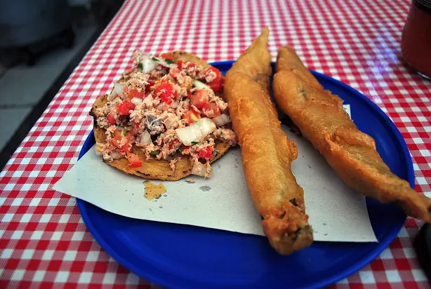 Foto von Pescaditos Fritos (Knusprige mexikanische Fischstreifen) – fertig angerichtet