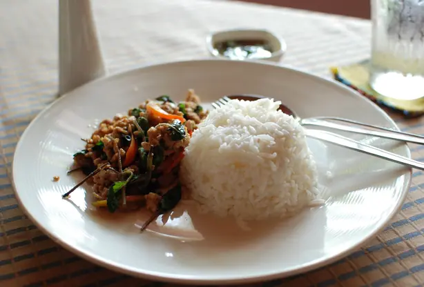 Foto von Phat Kaphrao (Thai-Basilikum-Pfanne mit Hackfleisch) – fertig angerichtet
