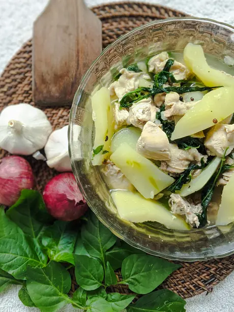Foto von Philippinische Tinola (Hühnersuppe mit Papaya) – fertig angerichtet