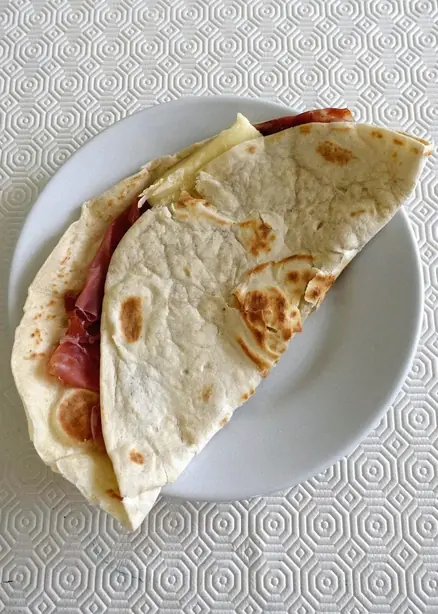 Foto von Piadina Romagnola – Das authentische Fladenbrot aus der Romagna – fertig angerichtet