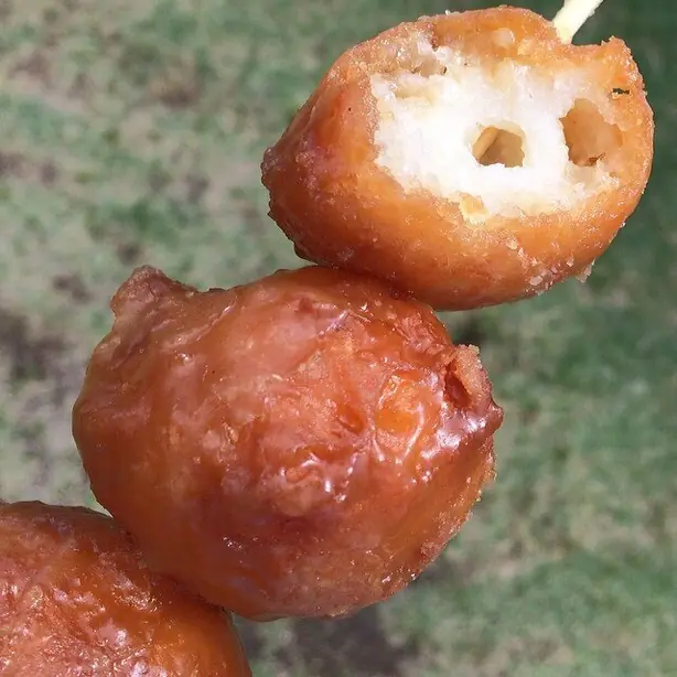 Foto von Pinakufu (Knusprige Filipino-Kokos-Bällchen) – fertig angerichtet