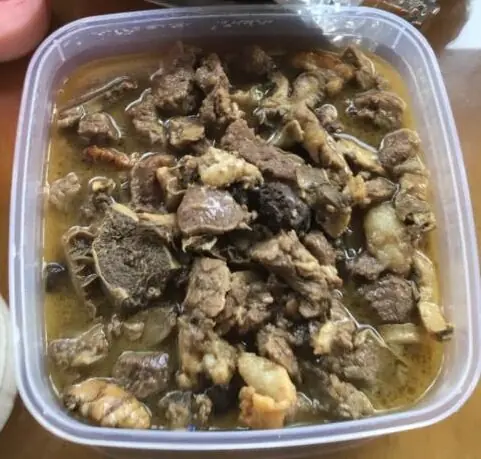 Foto von Pinapaitan (Philippinischer Bitter-Eintopf) – fertig angerichtet