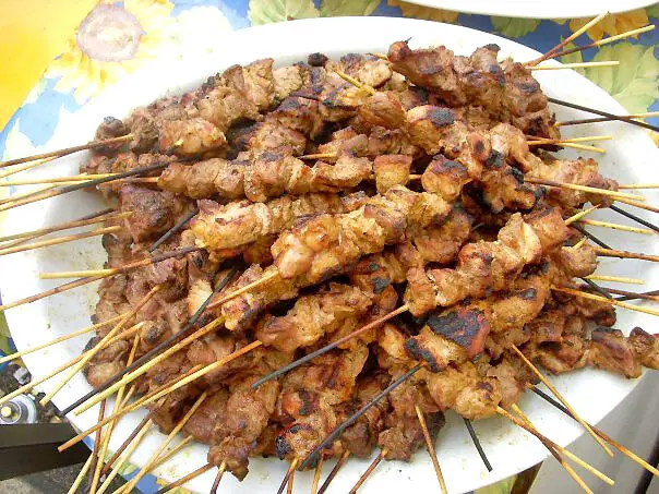 Foto von Pinchitos Morunos (Andalusische Fleischspieße) – fertig angerichtet