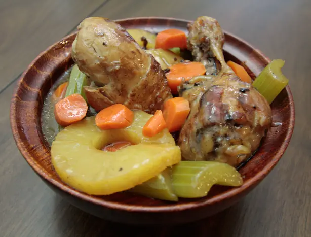 Foto von Pininyahang Manok (Philippinisches Ananas-Hähnchen) – fertig angerichtet