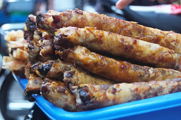 Foto von Pisang Cokelat (Indonesische Schoko-Bananen-Röllchen) – fertig angerichtet