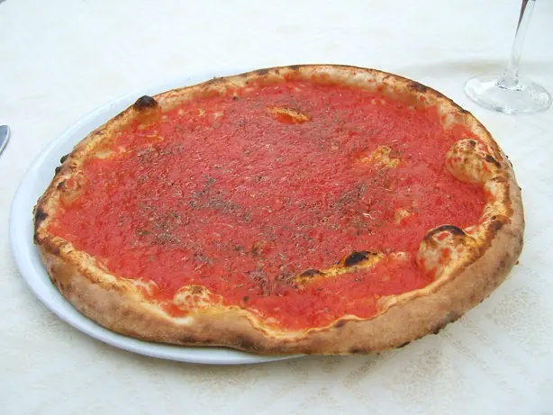Foto von Pizza Marinara - Der neapolitanische Klassiker – fertig angerichtet
