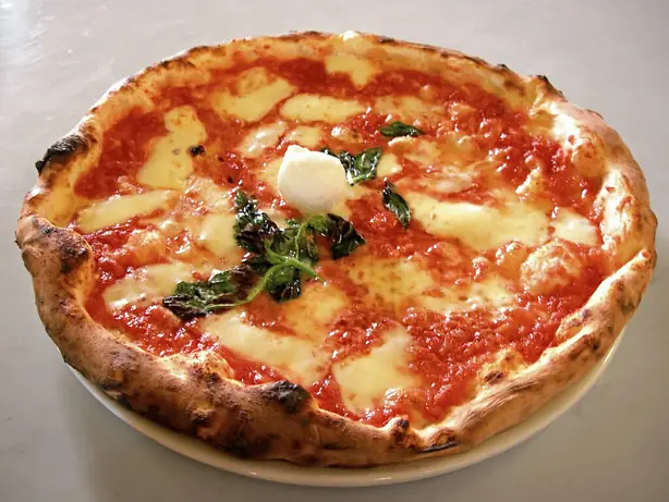 Foto von Pizza Pugliese (mit roten Zwiebeln & Mozzarella) – fertig angerichtet