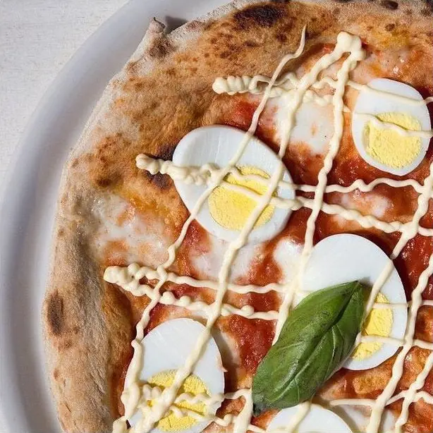 Foto von Pizza Rossini (Der Klassiker aus Pesaro) – fertig angerichtet
