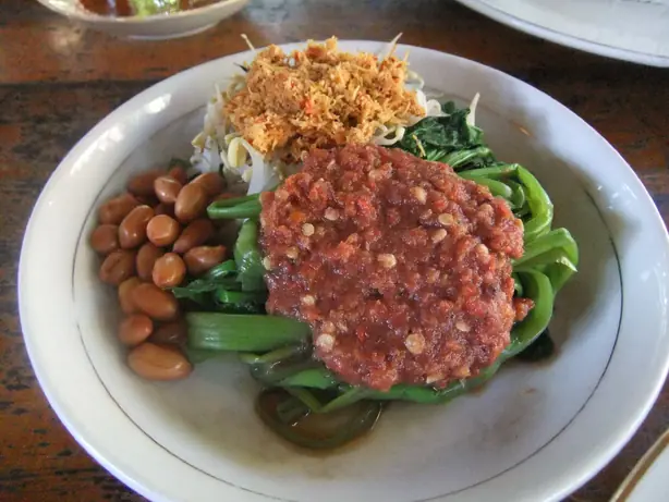 Foto von Plecing Kangkung (Scharfer Wasserspinat-Salat aus Lombok) – fertig angerichtet