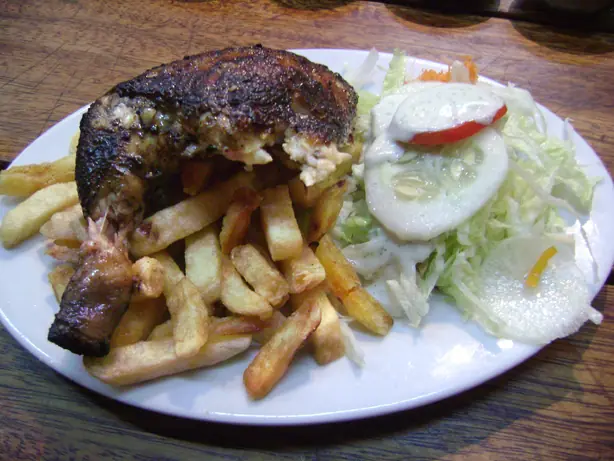 Foto von Pollo a la Brasa (Peruanisches Grillhähnchen) – fertig angerichtet