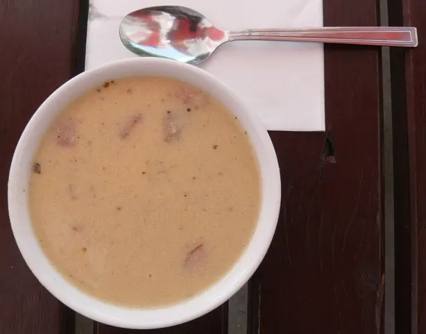 Foto von Polnische Zalewajka (Sauermehlsuppe) – fertig angerichtet