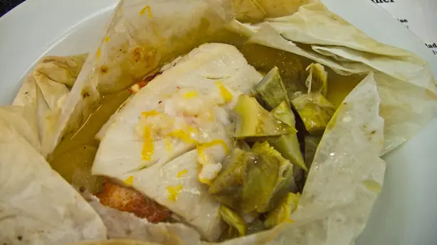 Foto von Pompano en Papillote (Fisch im Pergamentpapier) – fertig angerichtet