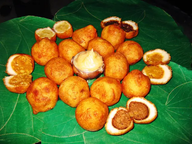 Foto von Poornalu (Süße indische Linsen-Bällchen) – fertig angerichtet