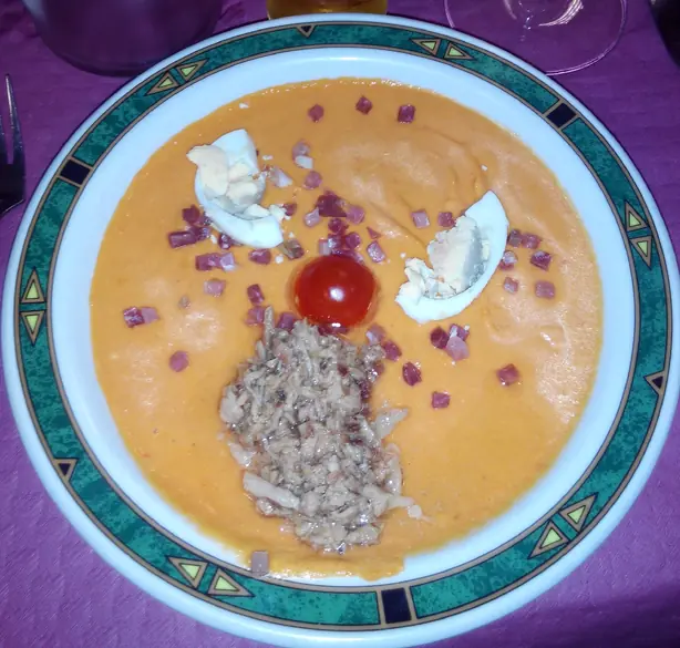 Foto von Porra Antequerana (Andalusische Kalte Tomatencreme) – fertig angerichtet