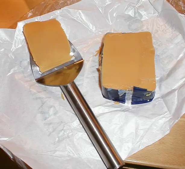Foto von Primost (Norwegischer Molkenkäse) – fertig angerichtet