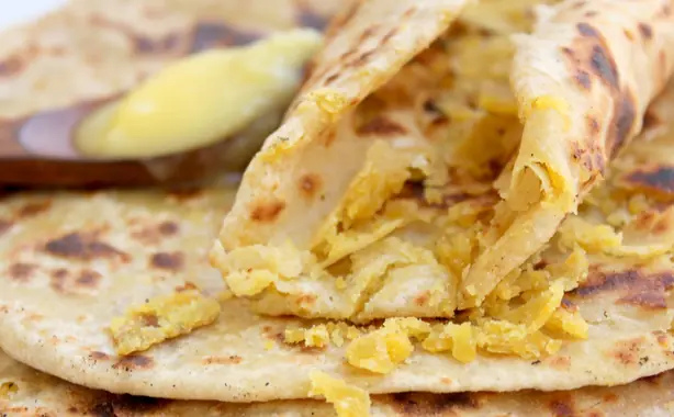 Foto von Puran Poli (Indisches süßes Linsen-Fladenbrot) – fertig angerichtet