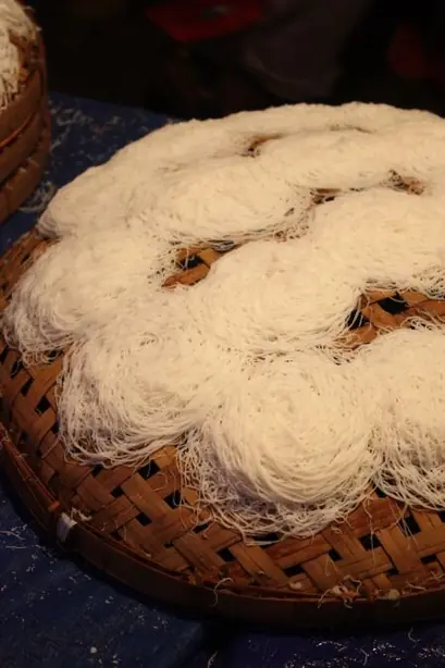 Foto von Putu Mayam (Gedämpfte Reisnudeln mit Palmzucker & Kokos) – fertig angerichtet