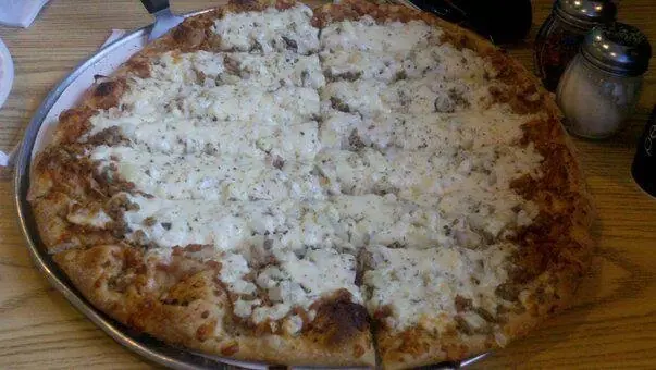 Foto von Quad City-Style Pizza – fertig angerichtet
