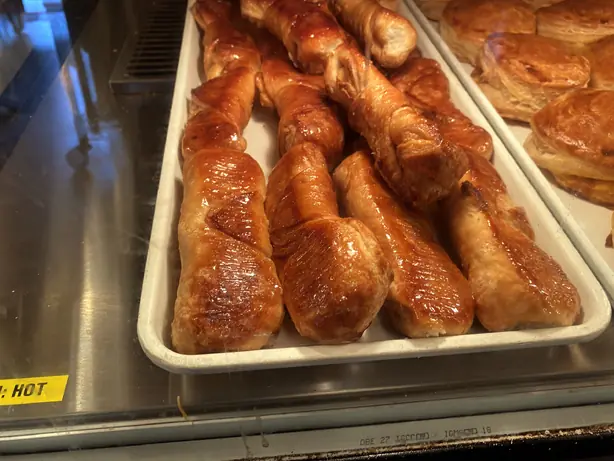 Foto von Quesitos (Puerto-Ricanische Blätterteigröllchen mit Frischkäse) – fertig angerichtet