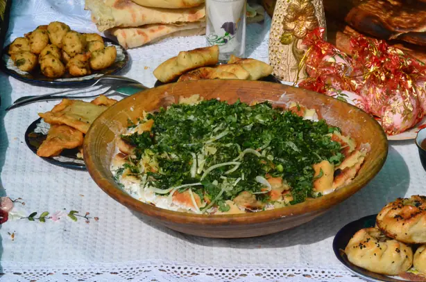 Foto von Qurutob (Tadschikischer Brotsalat) – fertig angerichtet