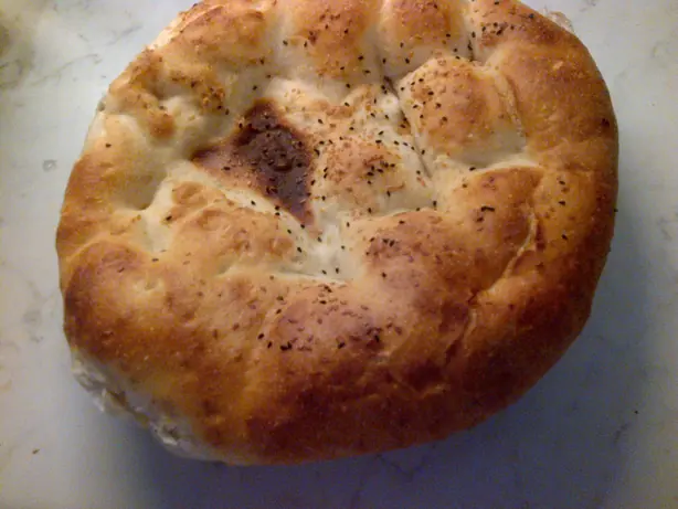 Foto von Ramazan Pidesi (Traditionelles Türkisches Fladenbrot) – fertig angerichtet